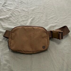 Lululemon Everywhere Belt Bag 1L Dark Khaki preloved